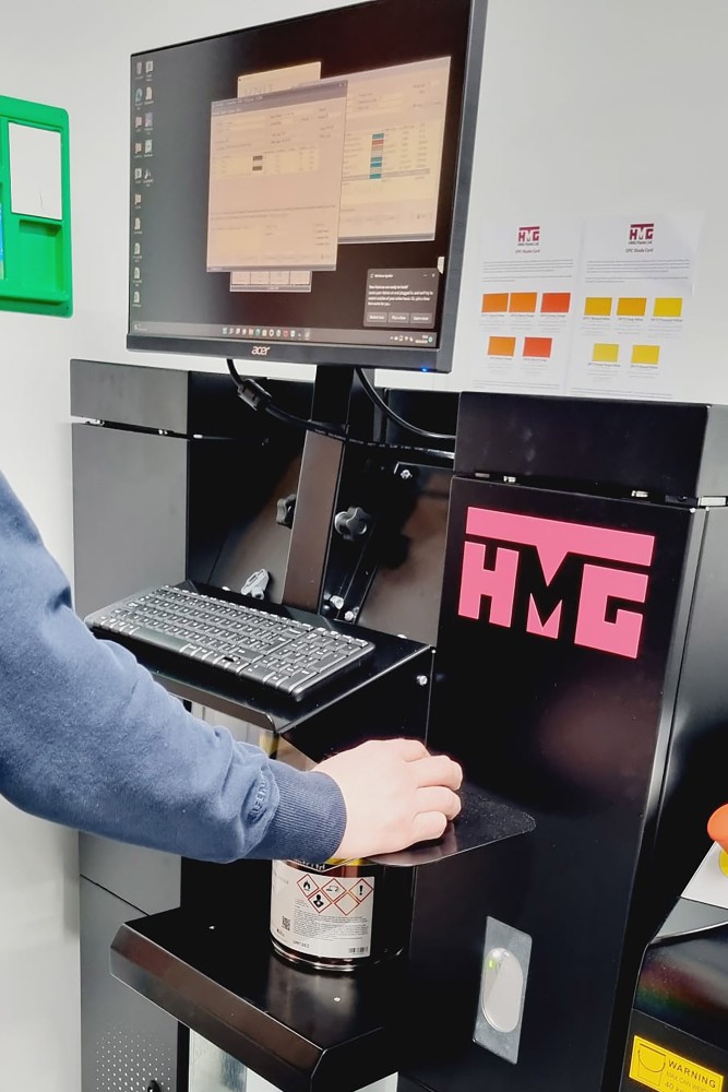 Il sistema tintometrico UNIT di HMG Paints installato presso Simply Coatings