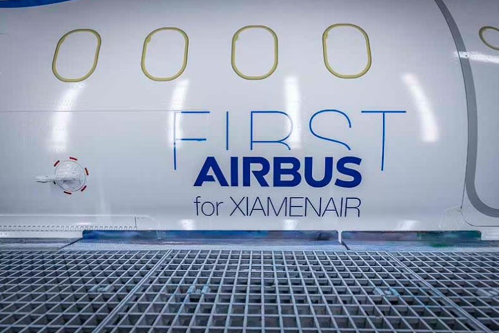 La scritta fatta con le vernici di AkzoNobel sul primo Airbus di Xiamen Airlines
