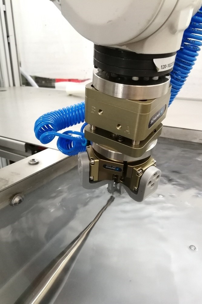 Robot for ultrasonic deburring