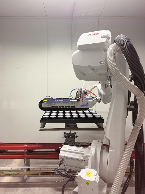 The cleaning station, where a robot performs mechanical brushing using special bristles sprayed with isopropanol. © ipcm