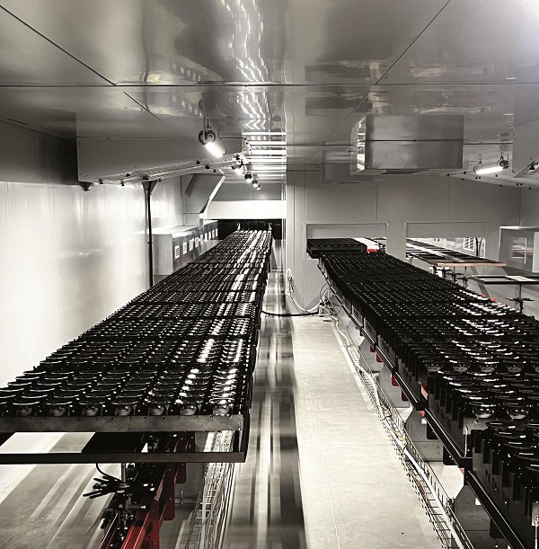 The components dwell in the polymerisation oven for 45 to 90 minutes. © SPM