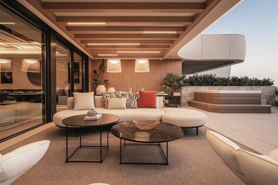 Lacalum chose I.DEK sublimation films to give the aluminium profiles used in the Dunique luxury residential complex in Marbella a wood-like effect. © ipcm Lacalum regularly monitors market trends to offer an up-to-date range of colours and wood-like effects. © ipcm
