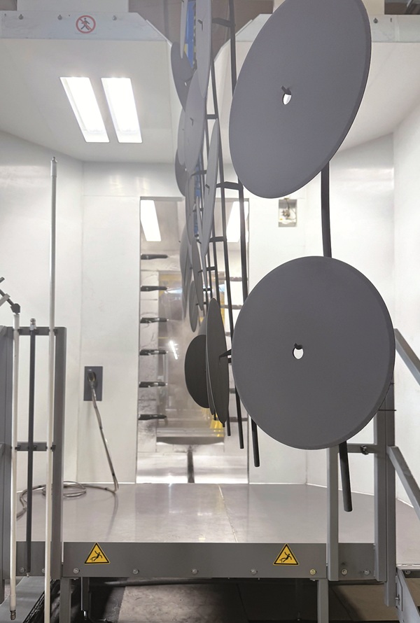 The new booth allows applying all colours requested by customers, from standard RAL hues such as black 9005 to custom shades. © ipcm