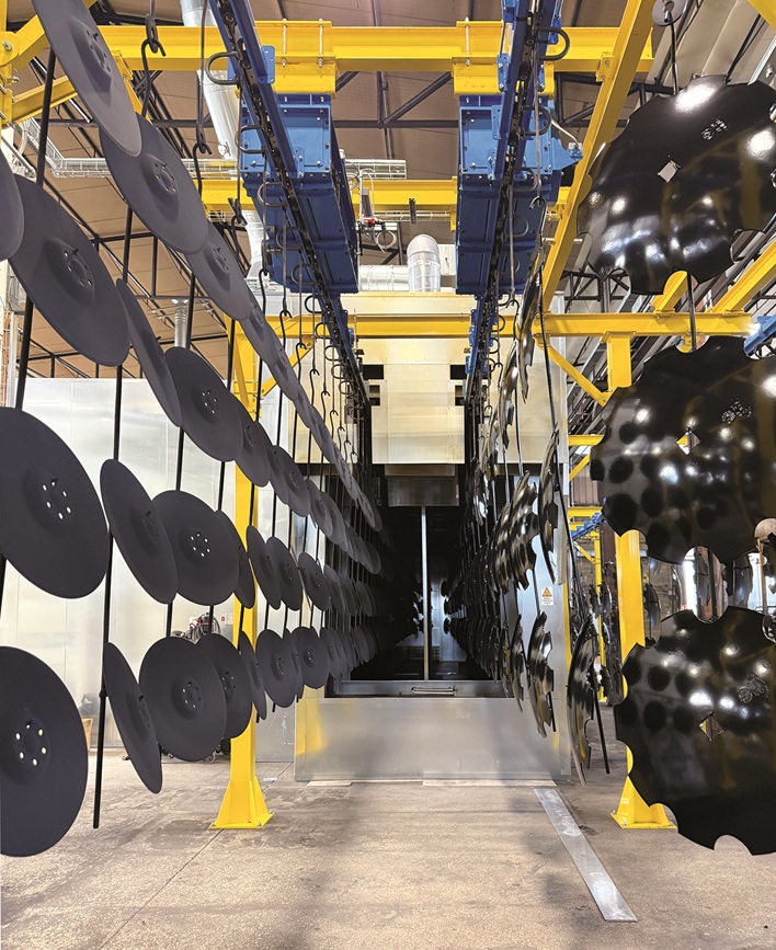 Verona Impianti has installed a partition wall in the oven to prevent colour contamination between incoming and outgoing components. © ipcm