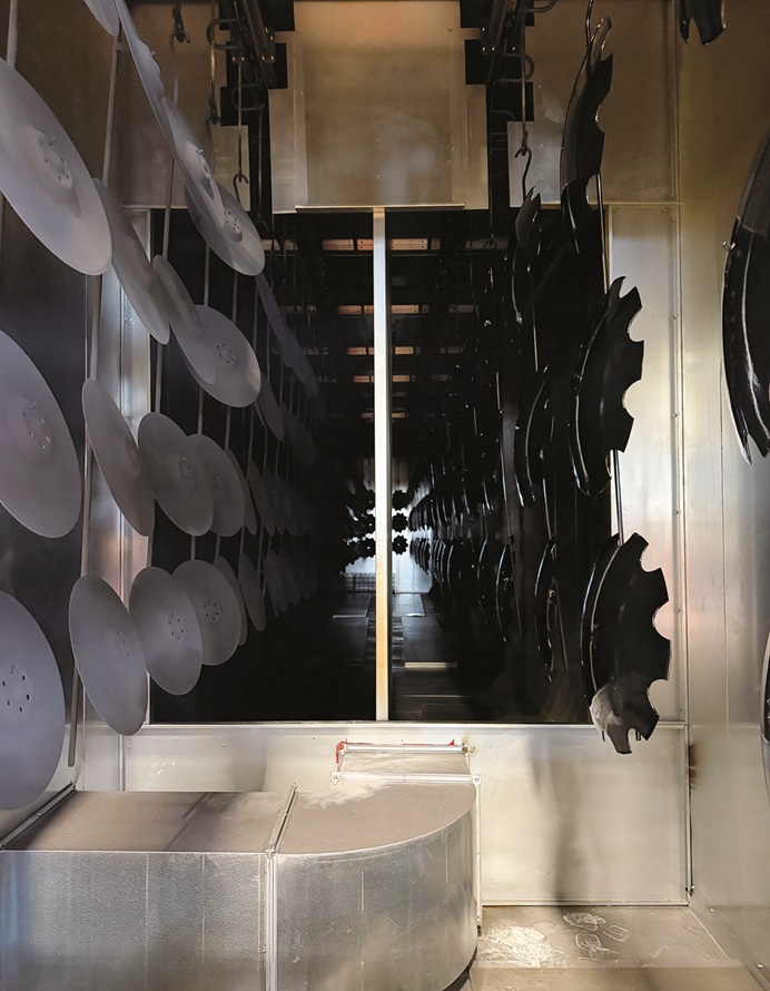 Verona Impianti ha installato una parete divisoria nel forno, per evitare la contaminazione dei colori tra componenti in entrata e in uscita. © ipcm