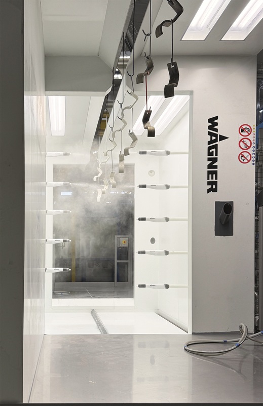 The application booth features 10 automatic spray guns, 5 on each side, which are activated only when needed, depending on the size and shape of the part to be coated. © ipcm