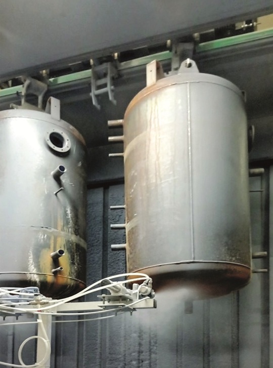 The boilers reach the in-line automatic application machines, where two flow coaters apply the liquid porcelain enamel. © TML