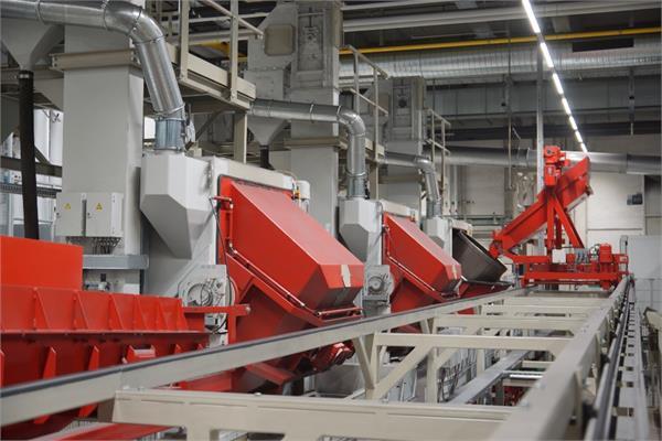 Three AGTOS drum-type blasting machines in an automated process