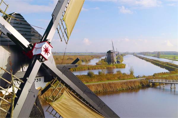 photo of historic Holland windmills coated with AkzoNobel Solutions