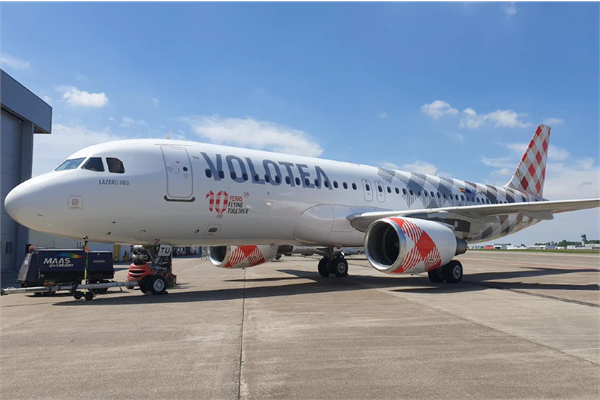 The Volotea aircfraft with the livery painted with two new AkxoNobel colours