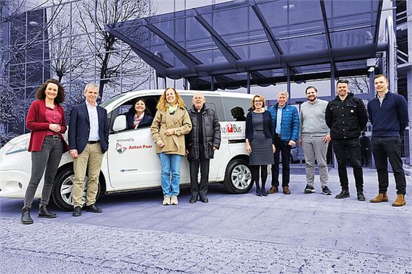 The personnel of Anton Paar in front of the electric bus donated to VinziWerke