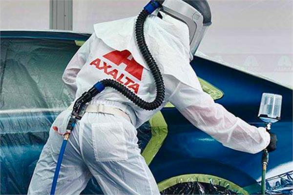an image of an operator while coating a car with Axalta's products