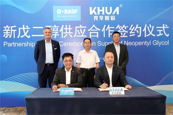 The personnel of BASF and KHUA signing a Letter of Intent