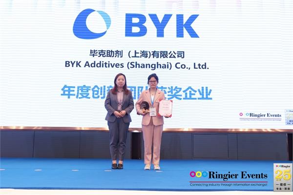 Becky Zhang and Jia Cheng from BYK receiving the Rinigier awards