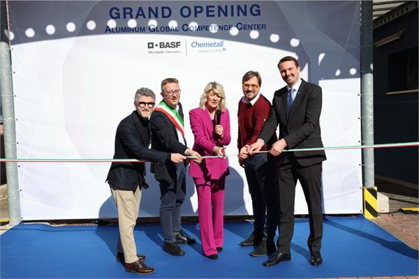 Foto taglio del nastro durante l'inaugurazione del nuovo centro di Chemetall a Giussano