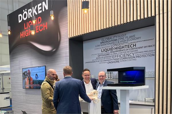 Dörken representatives discussing with clients at a trade fair