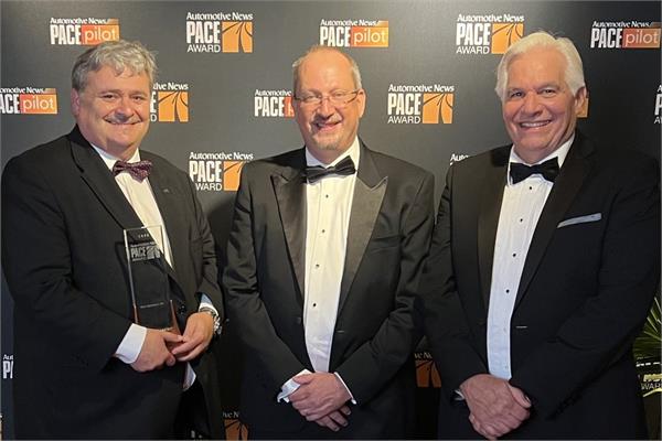 Executives of Dürr with the 2022 Automotive News PACE Award