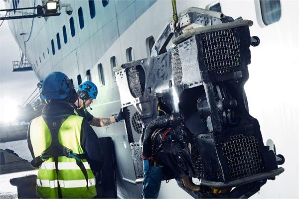 Hull fouling removal on a vessel