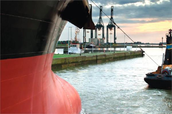 photo of a vessel coated in black and red using Evonik's hardeners