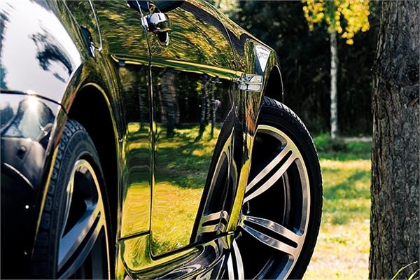 A black car painted with a clearcoat fomulated with new levelling agent from Evonik