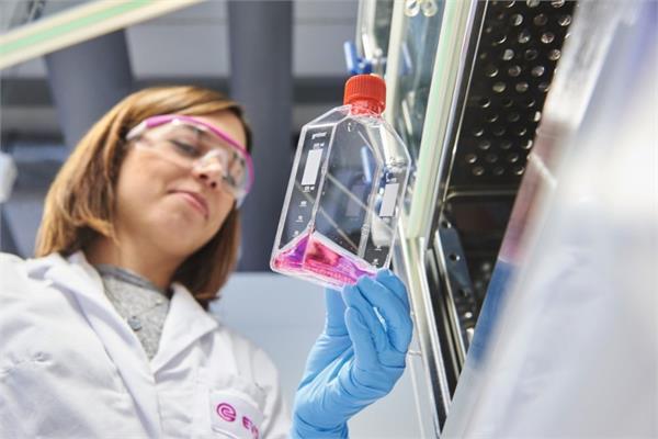 photo of Evonik operator with the new VISIOMER® HEMA P 100 