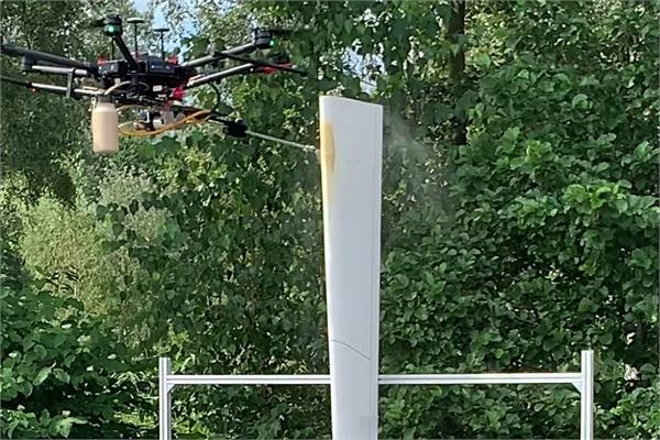 A drone applying the ice protection coarting with the technique developed by Fraunhofer