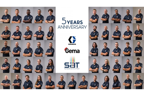 The staff of SAT celebrating the 5th anniversary of the acquisition by Gema