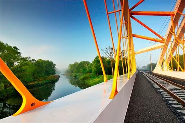 A bridge coated in orange with the prdoducts developed by Hempel A/S