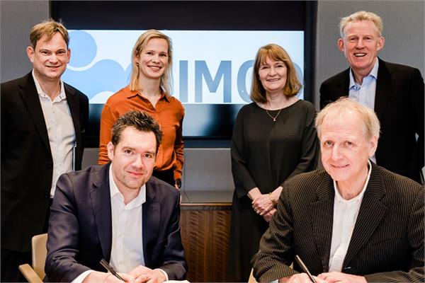 The managing directors of IMCD and Orange Chemicals posing while signing the acquisition