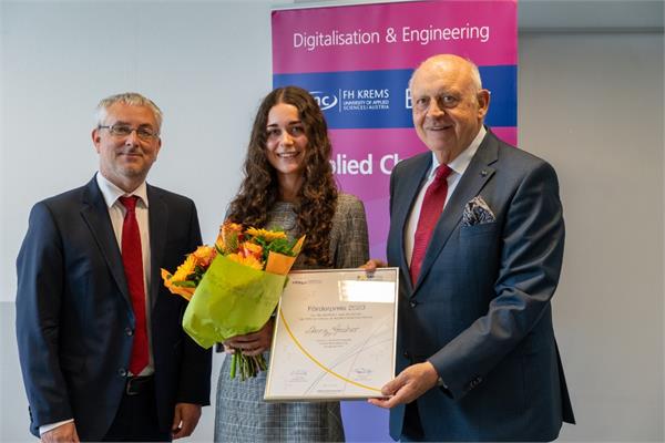 Hubert Culik and Uwe Rinner awarding Anna gruber with the sponsorship prize of KANSAI HELIOS Austria