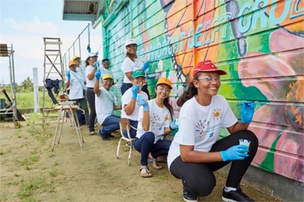 photo of students painting schools using PPG products