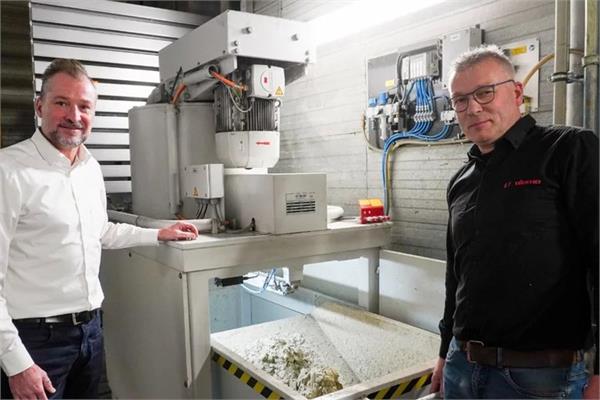 Norbert Becking and Simon Wagenaar from Ulamo with the centrifuge of Rosler