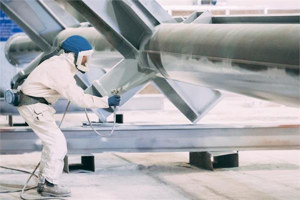 An operator applies the FIRETEX® FX6010 coating on a big structure