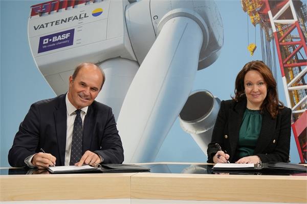 Martin Brudermüller from BASF and Anna Borg from Vattenfal signing the purchase agreement
