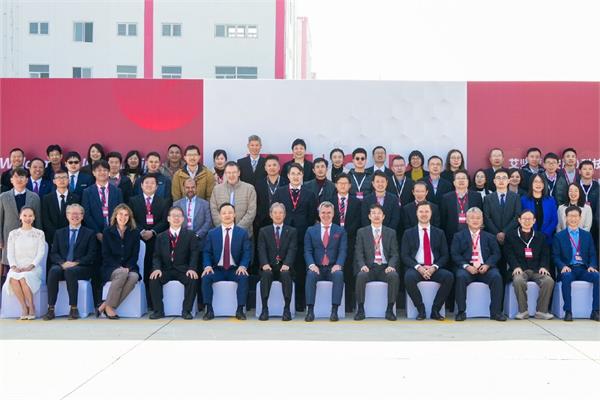 The personnel of iGM Resins in front of the new facility at the Anqing plant